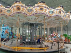龍之盈游樂設備24座豪華轉馬安裝調試看的到！